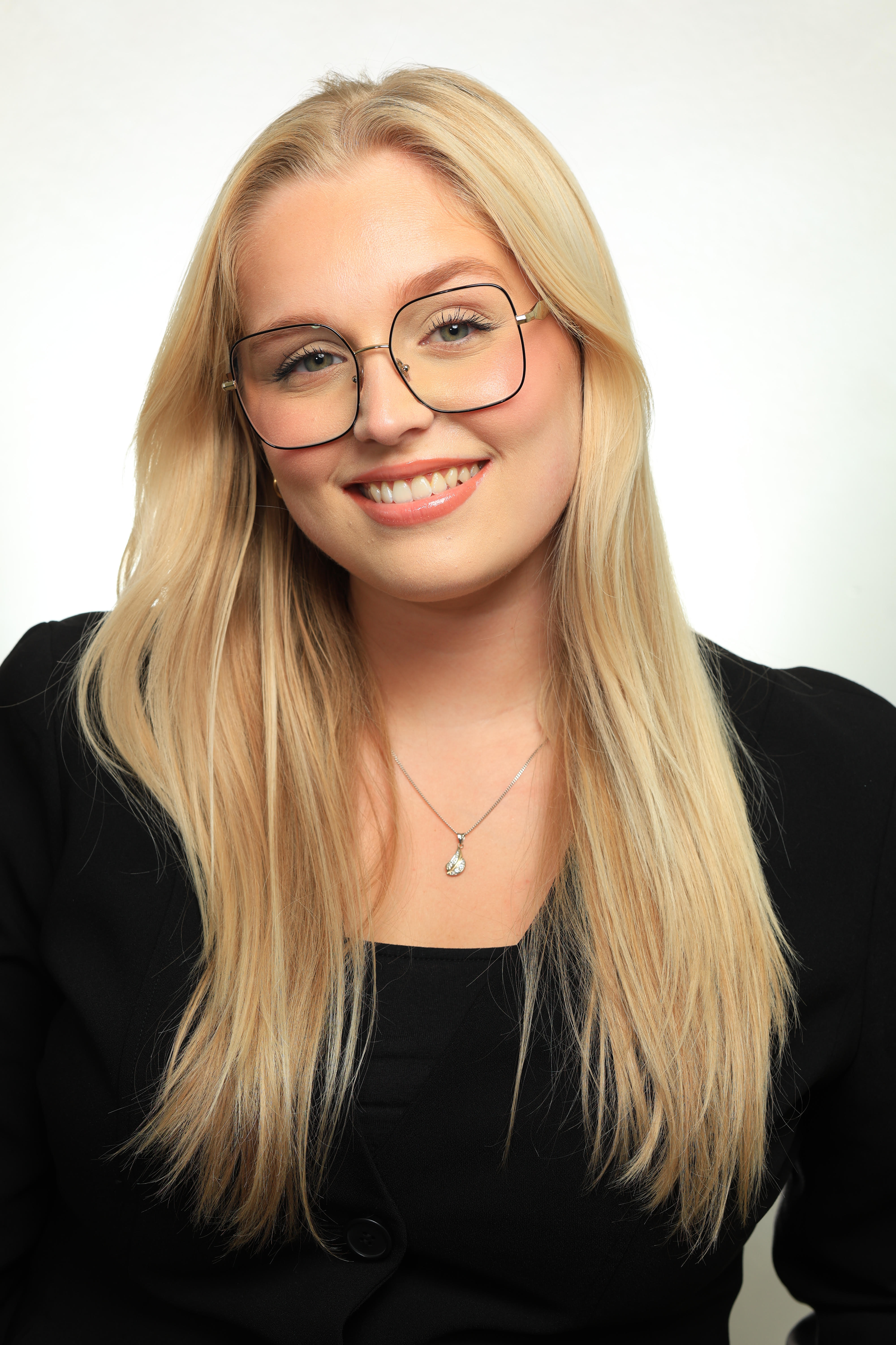 Estelle Fex - MKUP Academy certified professional makeup artist specializing in soft glam beauty makeup